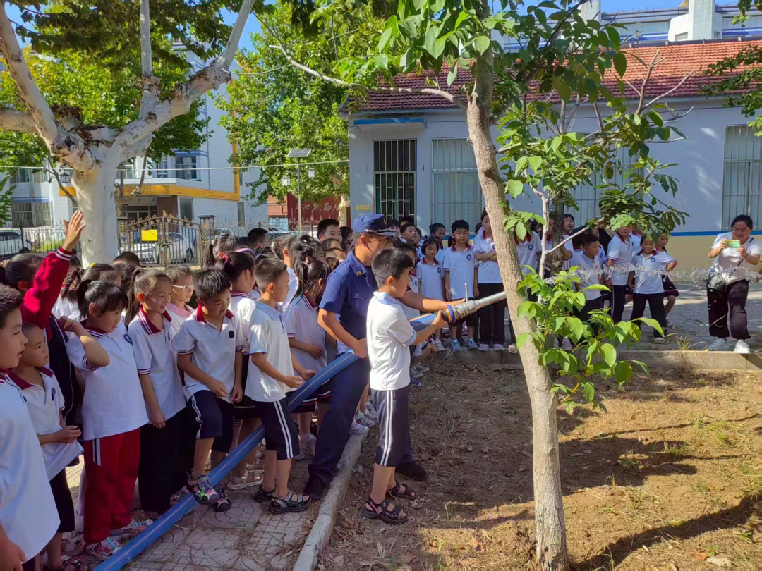 峡山区开展“开学第一课”消防安全主题教育活动暨消防知识进军训活动